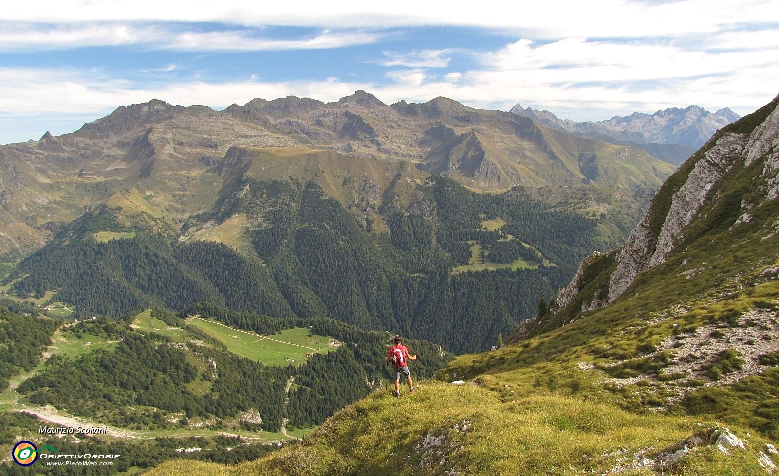 13 Eccomi alla Forcella di Valmora, si apre un grandioso panorama....JPG